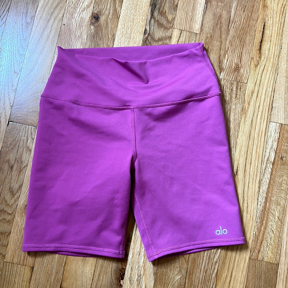 ALO PINK BIKER SHORTS